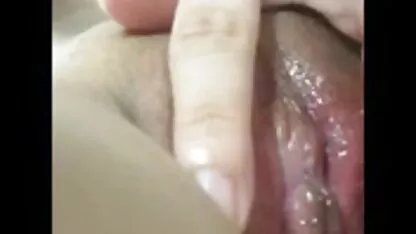 足が広がり、膣を見せる 動画 サンプル 女性