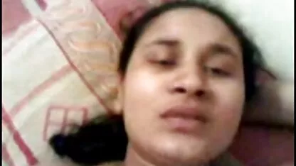 男はカーペットの背景に直腸の癌と彼の妻をファックします 女 エロ 動画 無料
