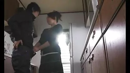 売春婦は大きな黒いコックに跳ねる 女性 アダルト ビデオ