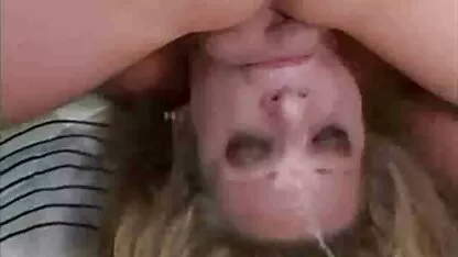 ブルネットは男を誘惑し、blowjobを行う 女性 の エロ 動画 無料